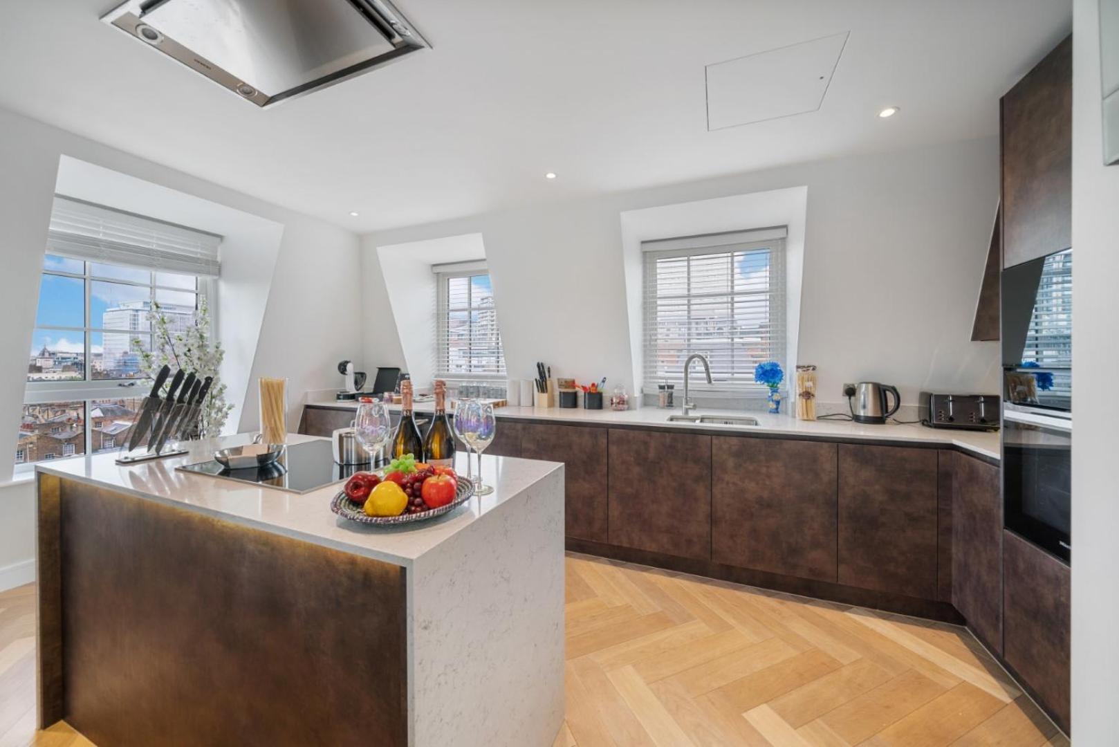 Elegant 3-Bedroom Penthouse In Marble Arch 70 London Eksteriør bilde