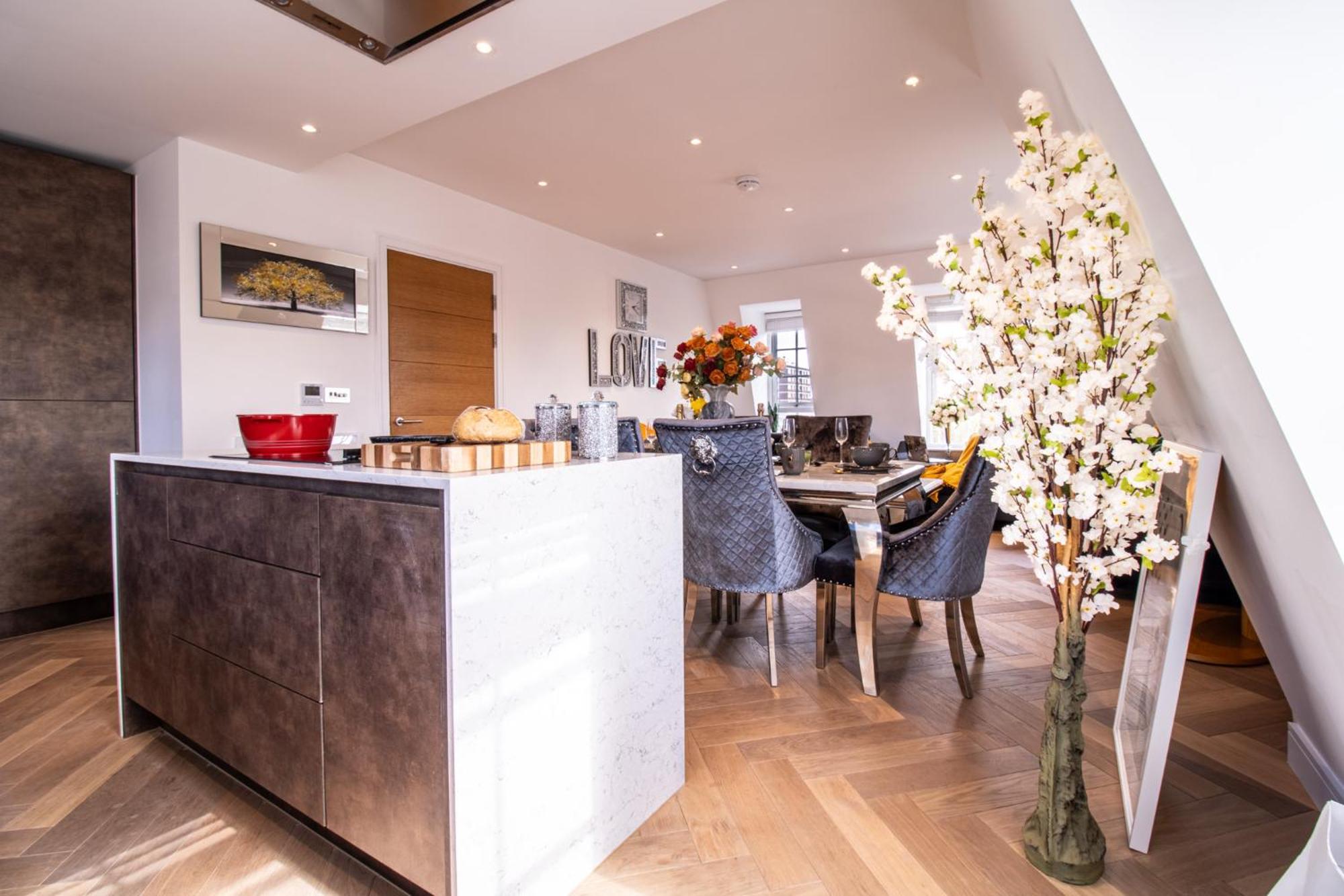 Elegant 3-Bedroom Penthouse In Marble Arch 70 London Eksteriør bilde